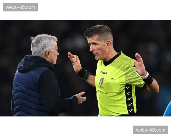 镜头特写：目睹球队被绝平，罗马队长佩莱格里尼瘫坐草地，眼神落寞