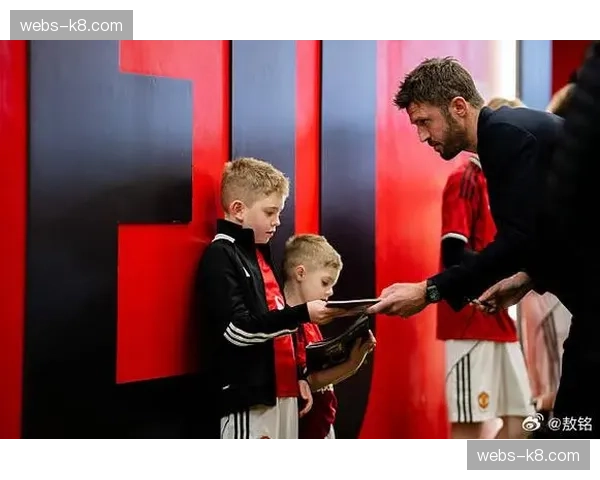 场边花絮:富勒姆小球迷举牌为患病队友加油,获全场掌声 场边花絮:富勒姆小球迷举牌为患病队友加油,获全场掌声
